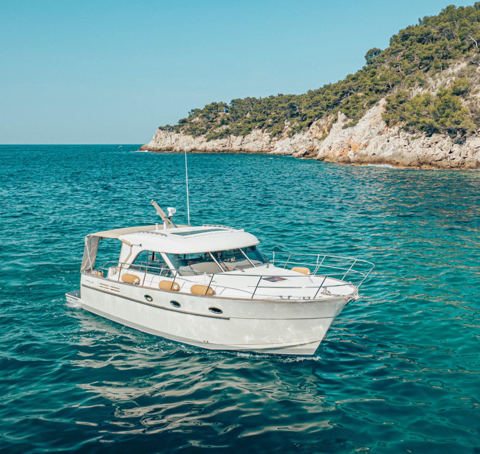 Location d'une vedette pour 8 à 12 personnes : Bateau Arcoa Mystic 39 - port de La Ciotat