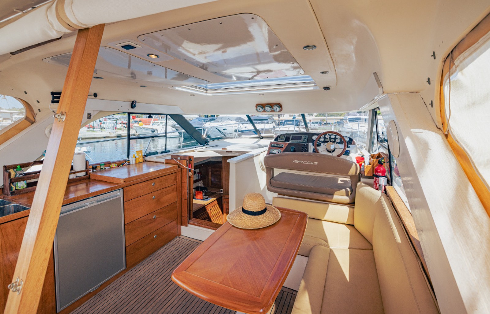 Location d'une vedette pour 8 à 12 personnes : Bateau Arcoa Mystic 39 - port de La Ciotat