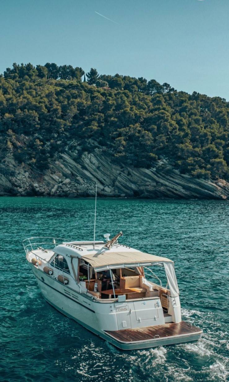 Location d'une vedette pour 8 à 12 personnes : Bateau Arcoa Mystic 39 - port de La Ciotat