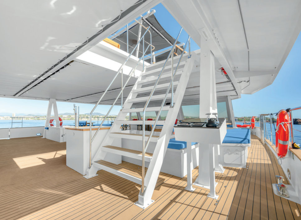 Location maxi Catamaran Mayba pour 200 ou 250 personnes à NICE.