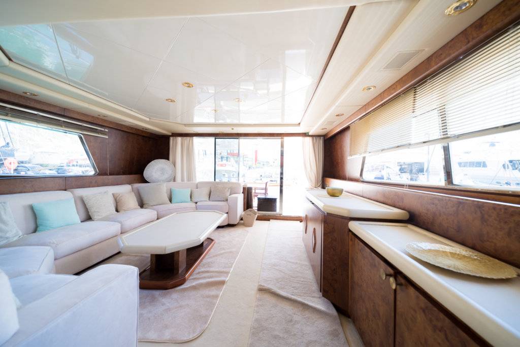 Location yacht de luxe OLA à Marseille chez Yachting Boat 13 : salon