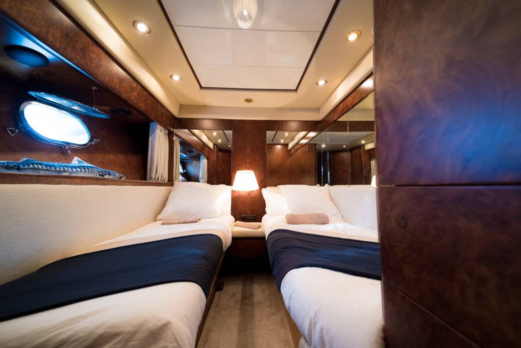 Location yacht de luxe OLA à Marseille chez Yachting Boat 13 : cabine lits simples