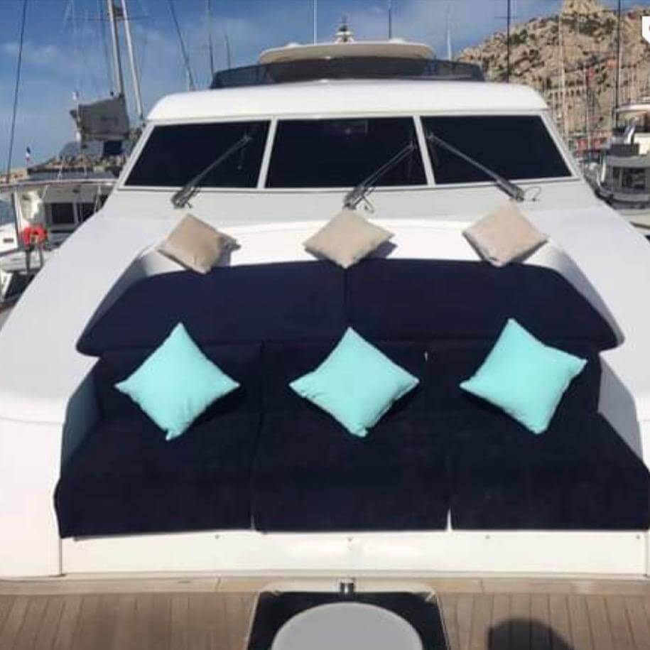 Location yacht de luxe OLA à Marseille chez Yachting Boat 13 : bain de soleil avant