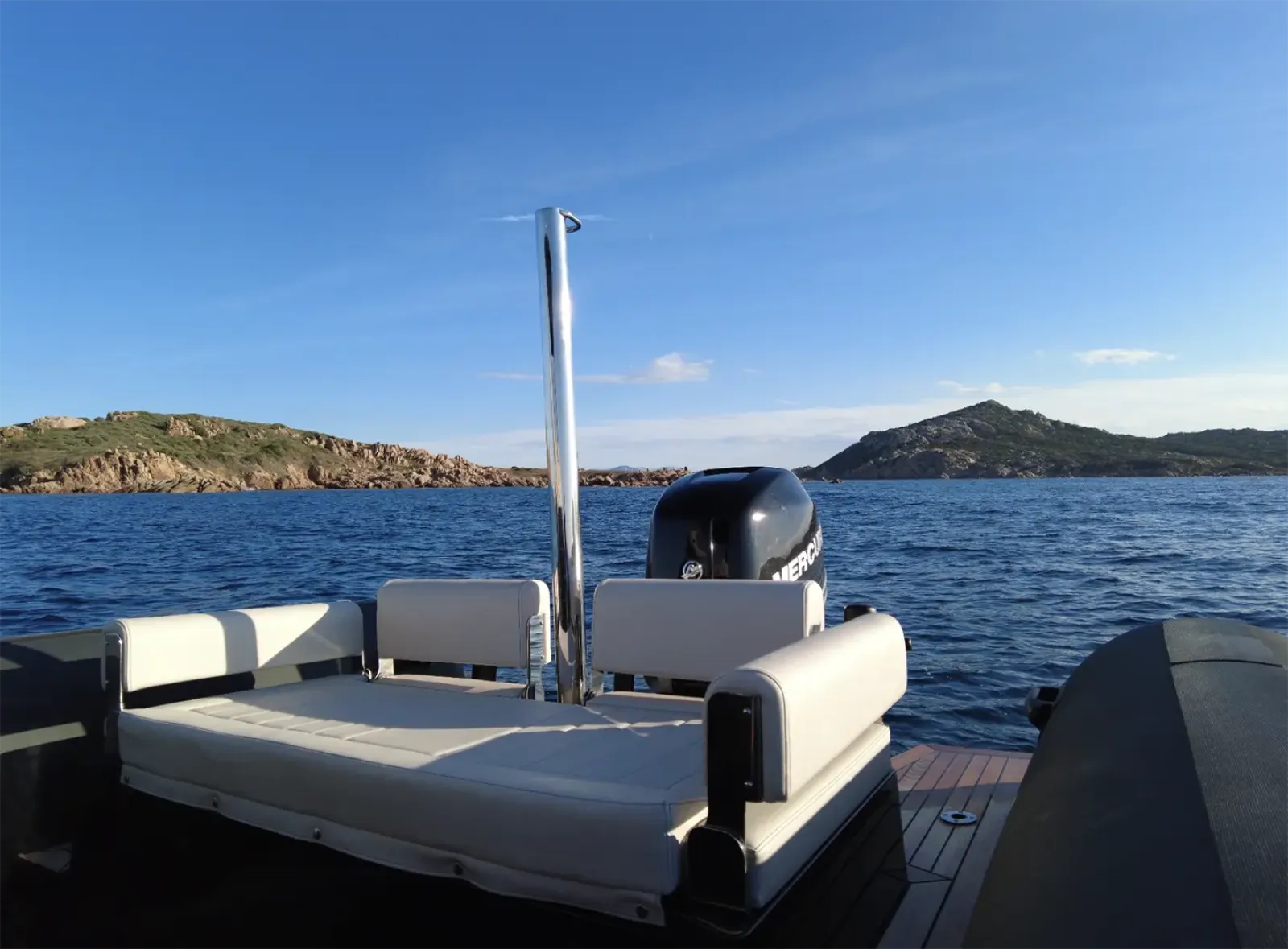 Louez un semi-rigide performant à Marseille : le SEAWATER 260 Phantom