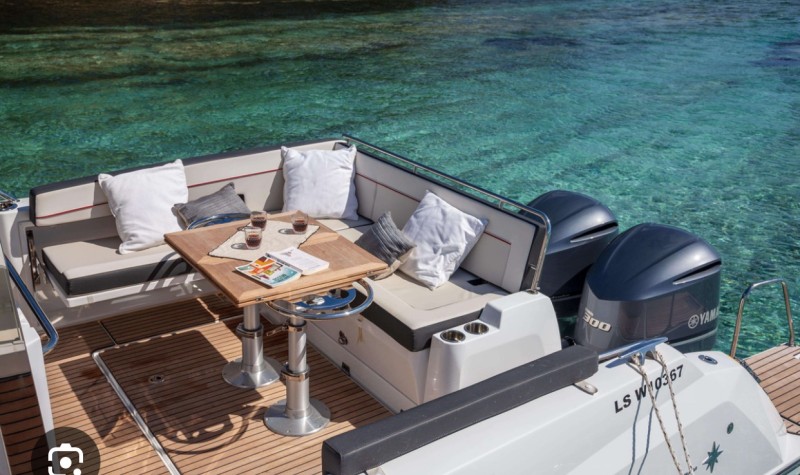 Balade en bateau dans les calanques de Marseille - Jeanneau Cap Camarat 10.5