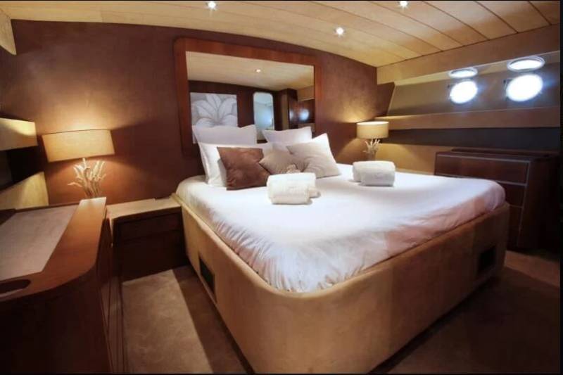 ! Location À Quai ! Yacht Cyos 22m à Marseille jusqu'à 50 personnes