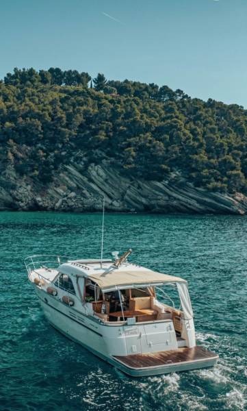 Location d'une vedette pour 8 à 12 personnes : Bateau Arcoa Mystic 39 - port de La Ciotat