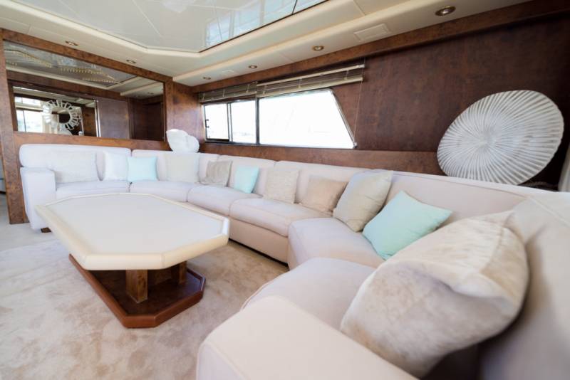 Location yacht de luxe OLA à Marseille chez Yachting Boat 13 : salle à manger