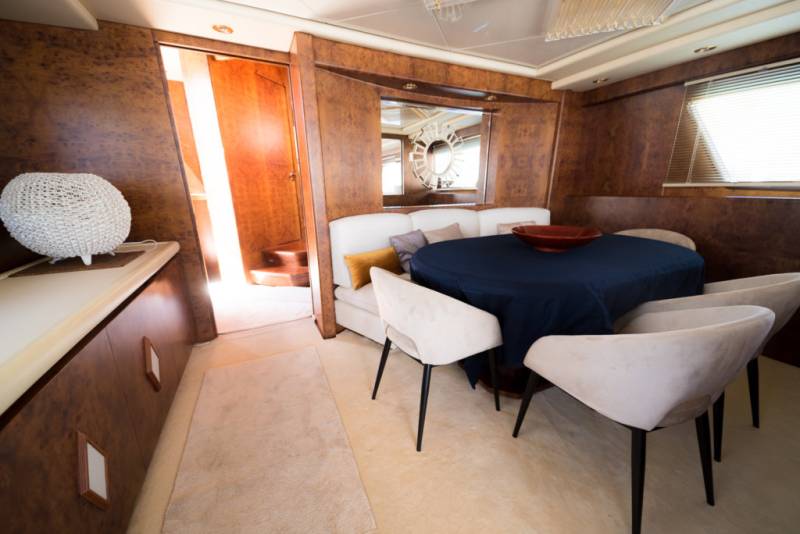 Location yacht de luxe OLA à Marseille chez Yachting Boat 13 : salle à manger