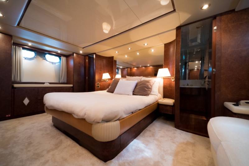 Location yacht de luxe OLA à Marseille : chambre lit double