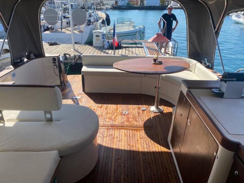 Location de yacht Marseille: Arcoa Mystic 39 - Black Pearl, Marseille Pointe Rouge par Yachting Boat 13: grand carré accueillant 12 personnes