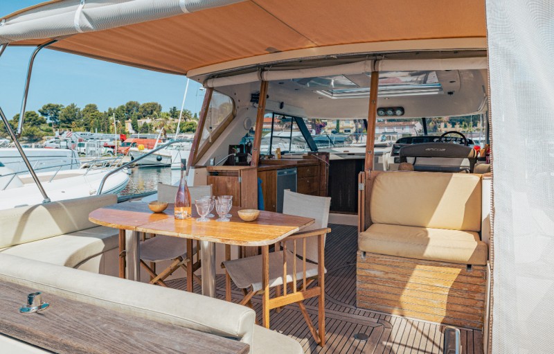 Location d'une vedette pour 8 à 12 personnes : Bateau Arcoa Mystic 39 - port de La Ciotat